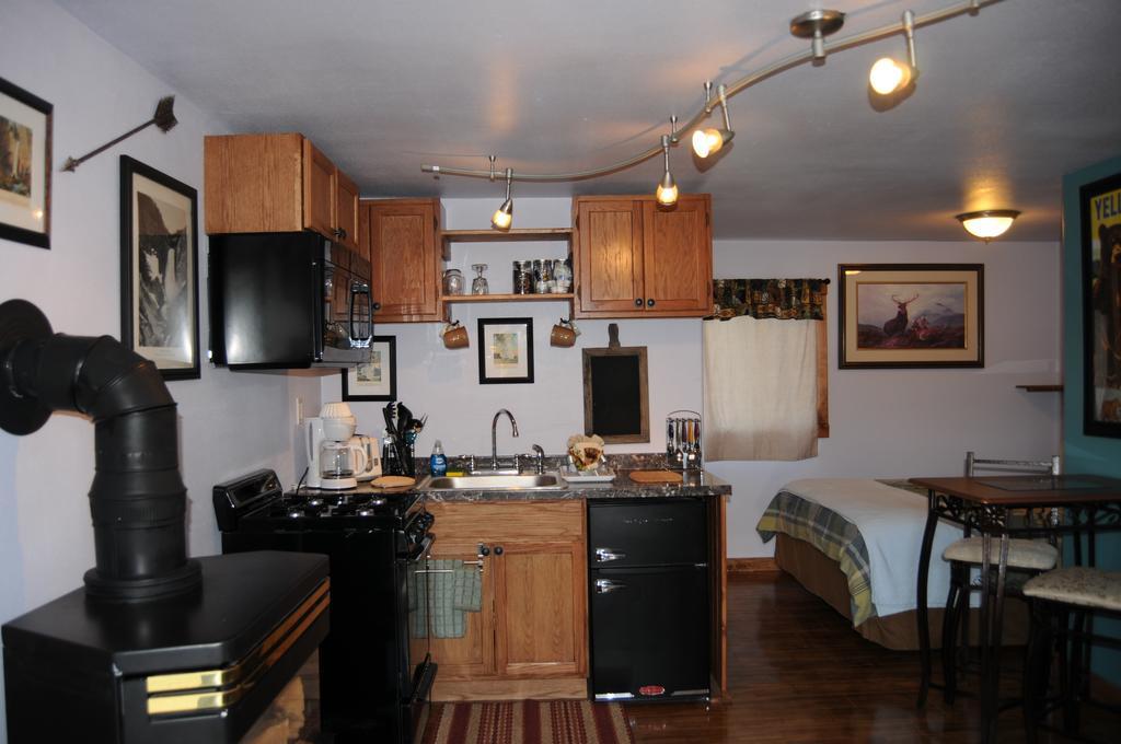 Yellowstone Self Catering Lodging - Adults Only Hotel West Yellowstone Kamer foto